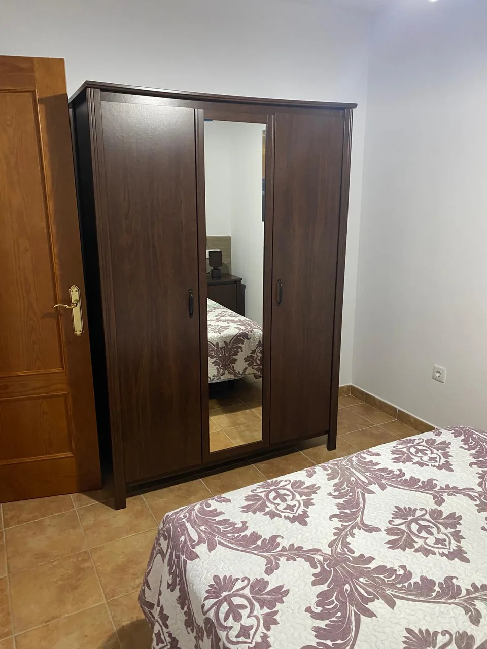 Armario de madera con espejo en el segundo dormitorio de Casa Poniente