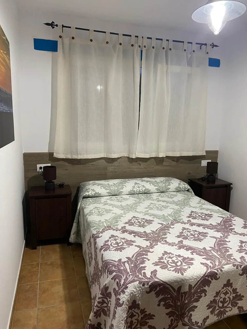Cama de matrimonio y cabecero del dormitorio con detalles marineros