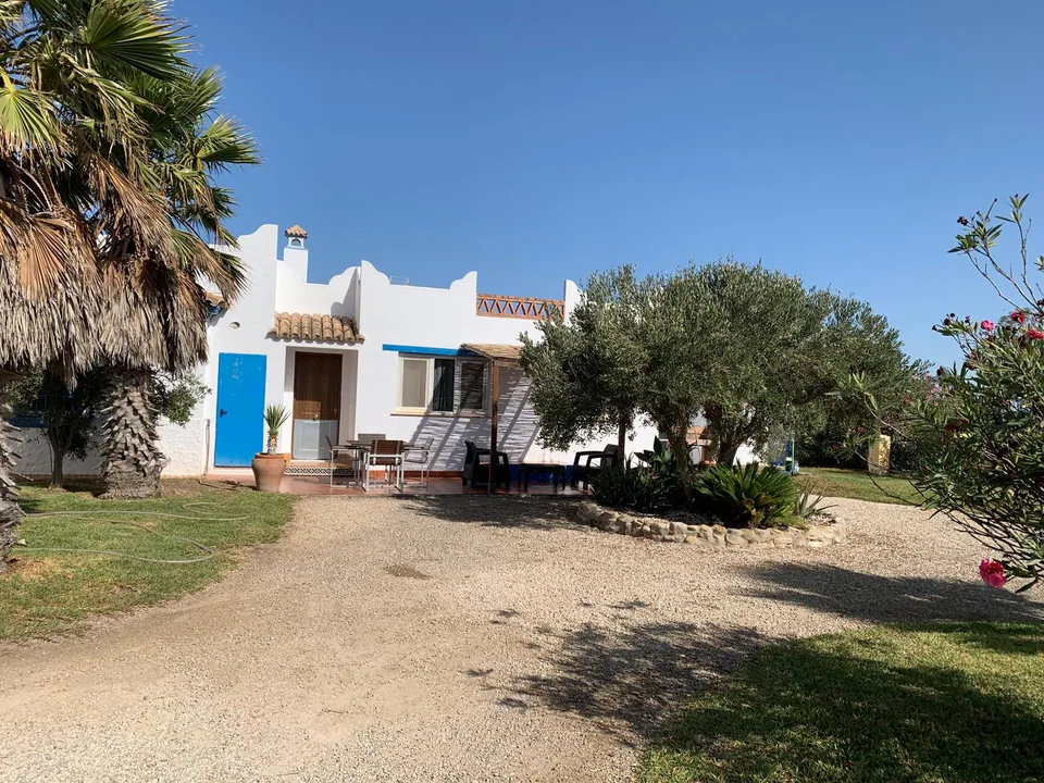 Vista de la fachada principal de Casa Poniente desde el jardín